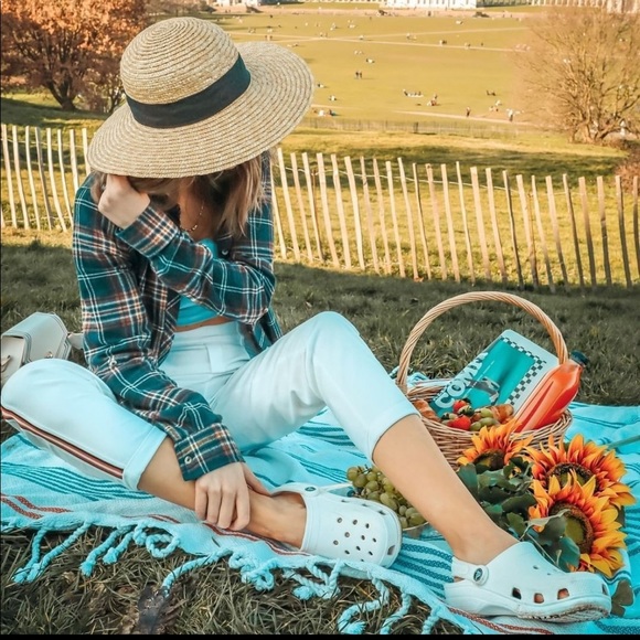 White CROCS Unisex Slip Resistant Work Shoe Size 6 Women/4 Men - Picture 11 of 12